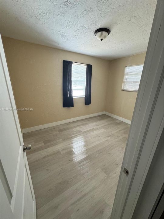 For Sale: $349,000 (2 beds, 1 baths, 660 Square Feet)
