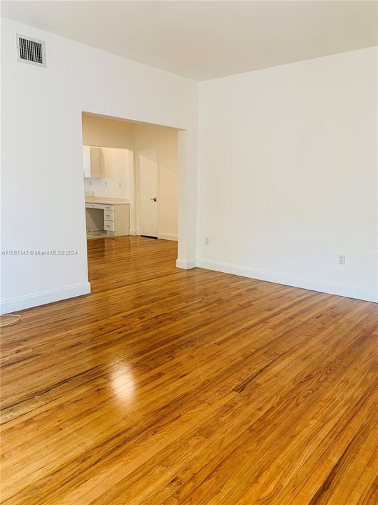 For Rent: $2,552 (1 beds, 1 baths, 782 Square Feet)