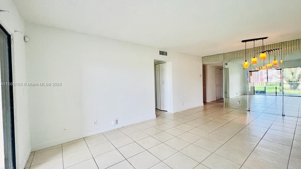 Active With Contract: $2,100 (2 beds, 2 baths, 1010 Square Feet)