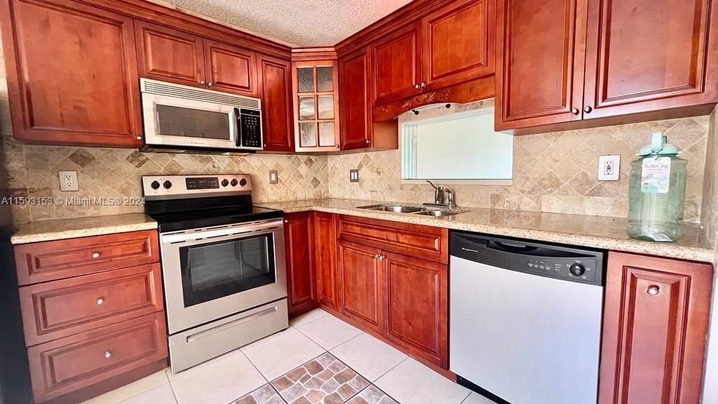 Active With Contract: $2,100 (2 beds, 2 baths, 1010 Square Feet)