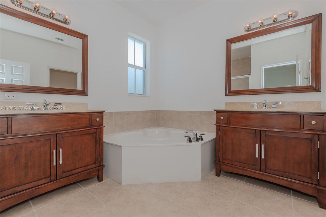 DOUBLE VANITY SINKS FEATURING SHOWER AND TUB