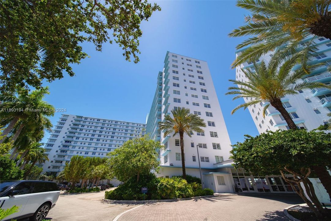 Active With Contract: $3,445 (1 beds, 1 baths, 723 Square Feet)