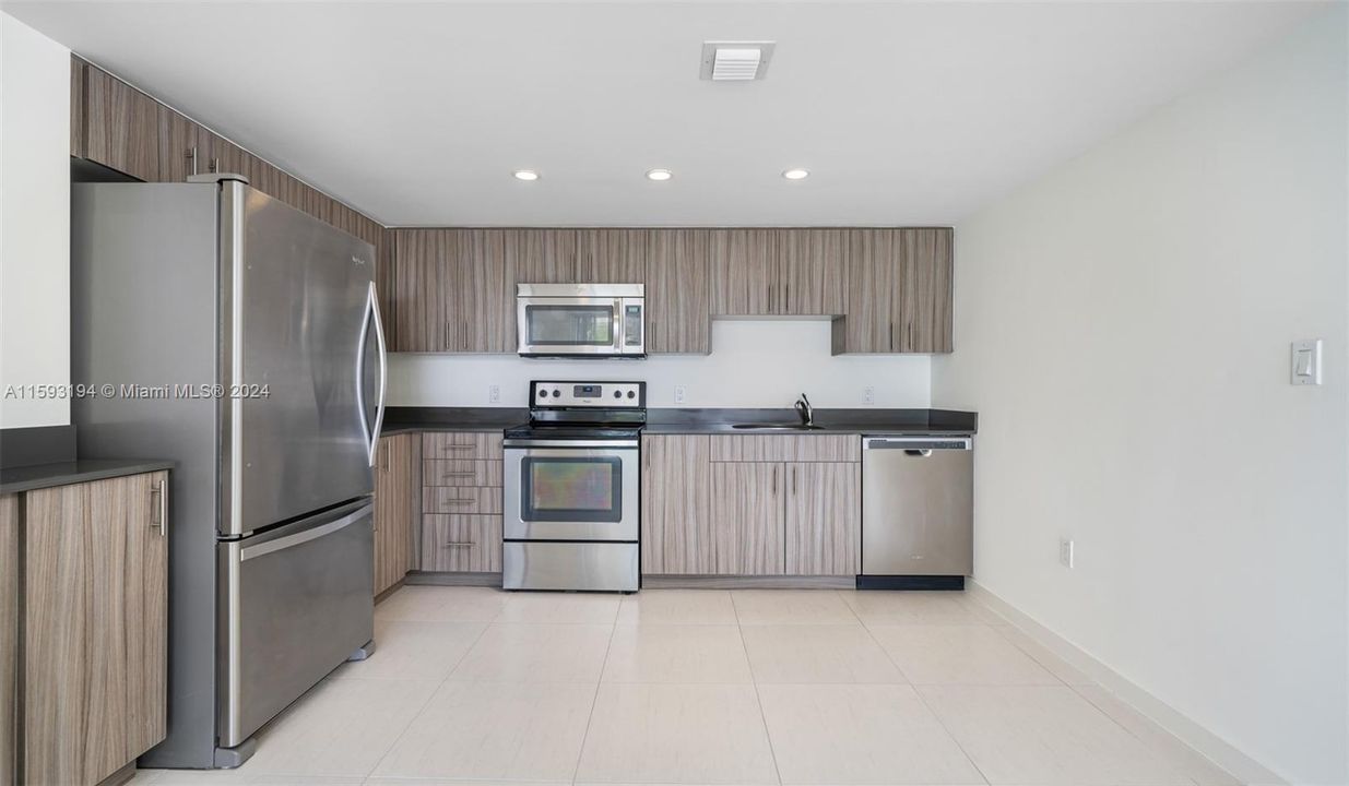 Active With Contract: $3,445 (1 beds, 1 baths, 723 Square Feet)