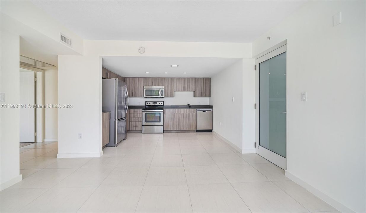 Active With Contract: $3,445 (1 beds, 1 baths, 723 Square Feet)