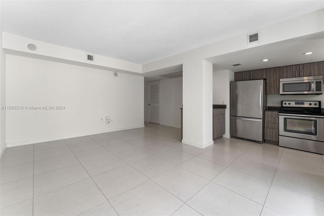 Active With Contract: $2,952 (1 beds, 1 baths, 671 Square Feet)