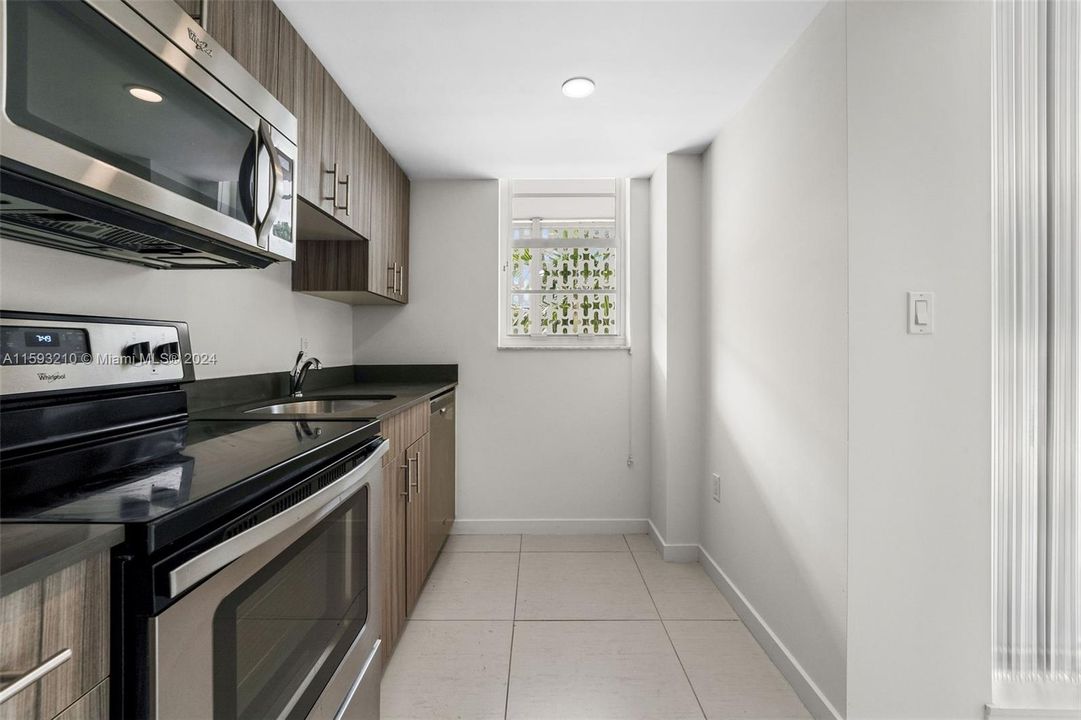 Active With Contract: $2,952 (1 beds, 1 baths, 671 Square Feet)