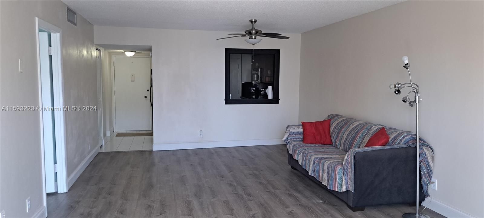 For Sale: $279,900 (1 beds, 2 baths, 868 Square Feet)