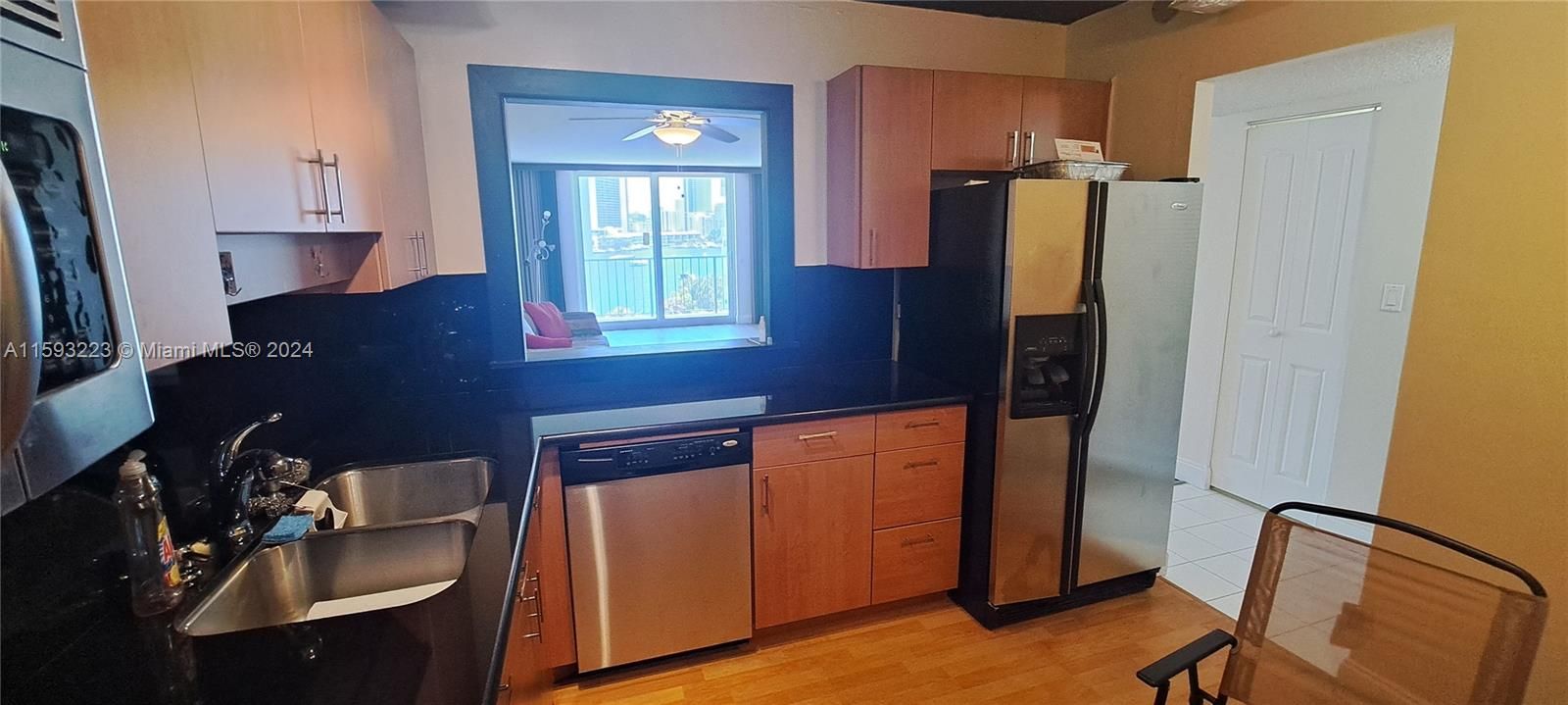 For Sale: $279,900 (1 beds, 2 baths, 868 Square Feet)
