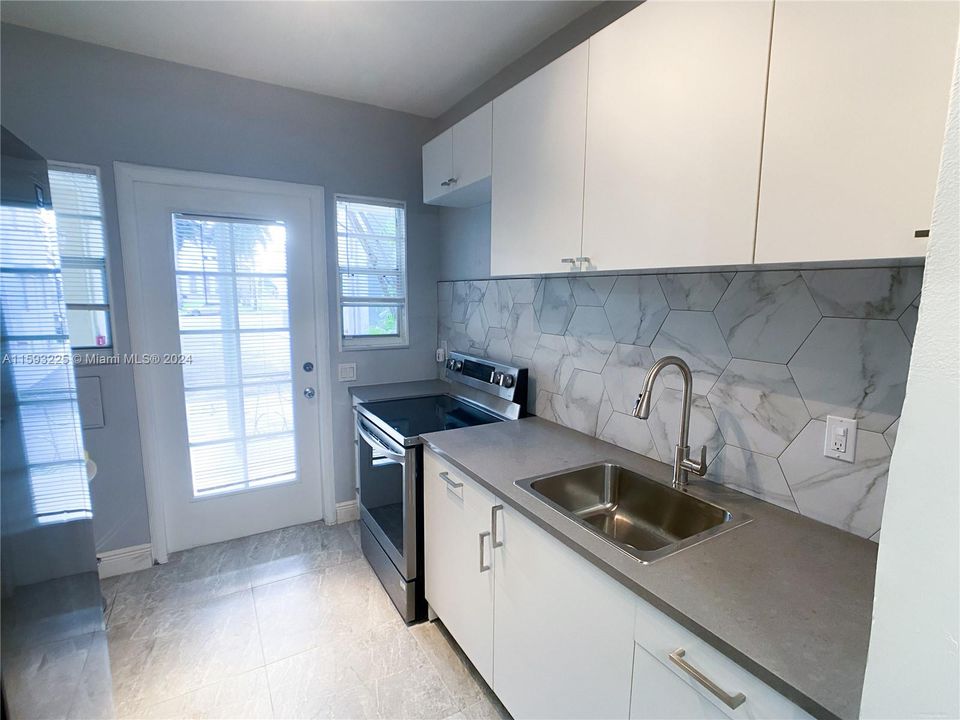 For Rent: $2,500 (1 beds, 1 baths, 710 Square Feet)