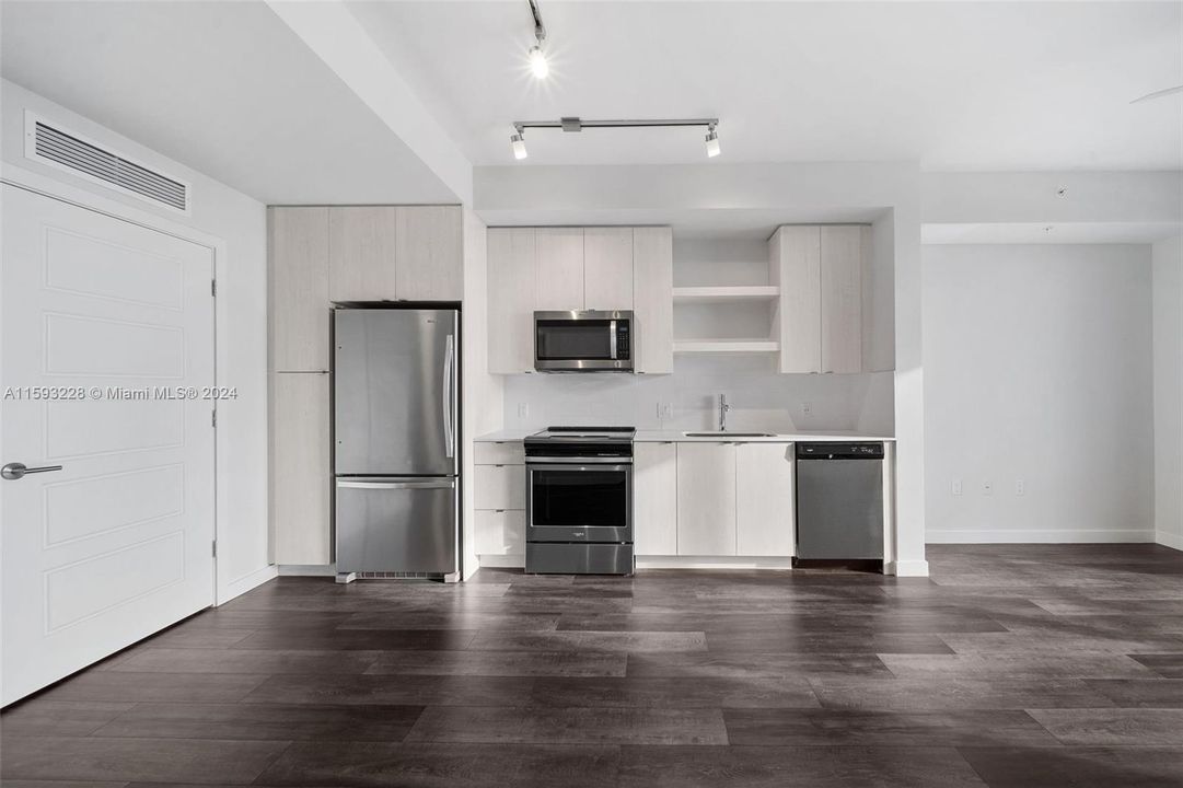 For Rent: $2,544 (1 beds, 1 baths, 768 Square Feet)
