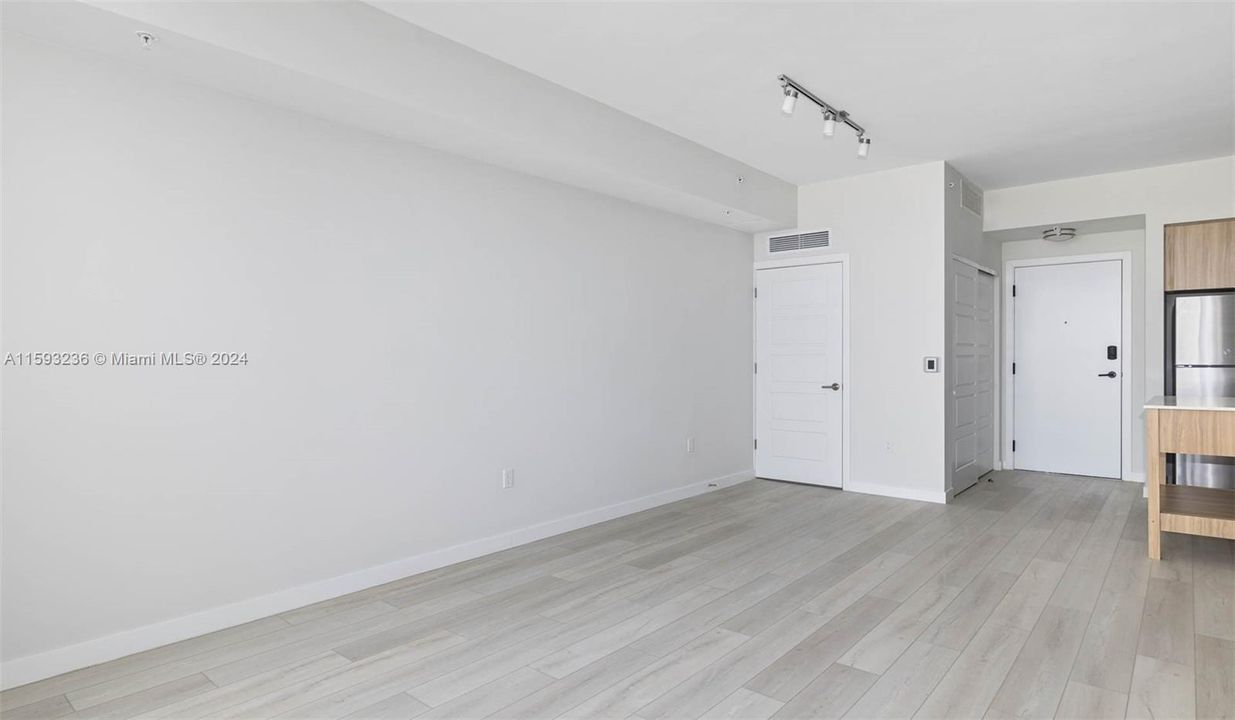 For Rent: $2,694 (1 beds, 1 baths, 818 Square Feet)