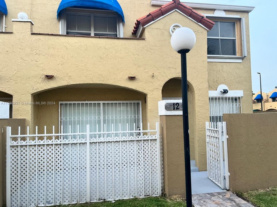 For Rent: $3,100 (3 beds, 2 baths, 1174 Square Feet)