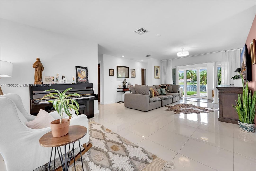 Active With Contract: $855,000 (3 beds, 2 baths, 1584 Square Feet)