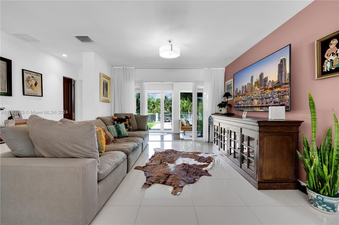 Active With Contract: $855,000 (3 beds, 2 baths, 1584 Square Feet)