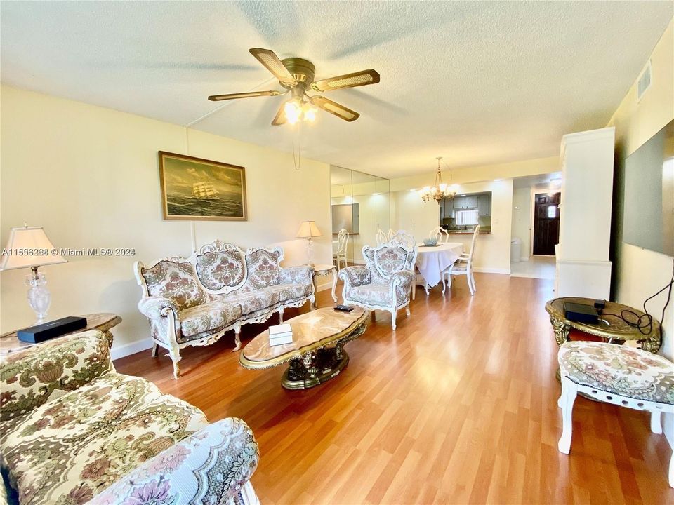 Active With Contract: $2,300 (2 beds, 2 baths, 1170 Square Feet)