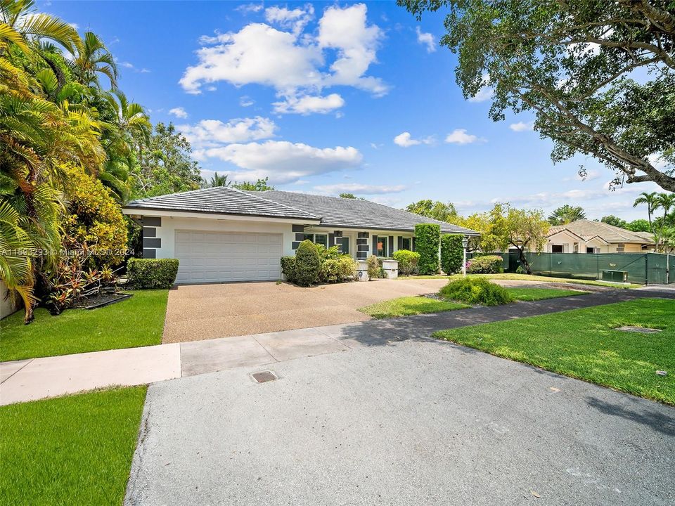 Active With Contract: $2,000,000 (4 beds, 3 baths, 2380 Square Feet)