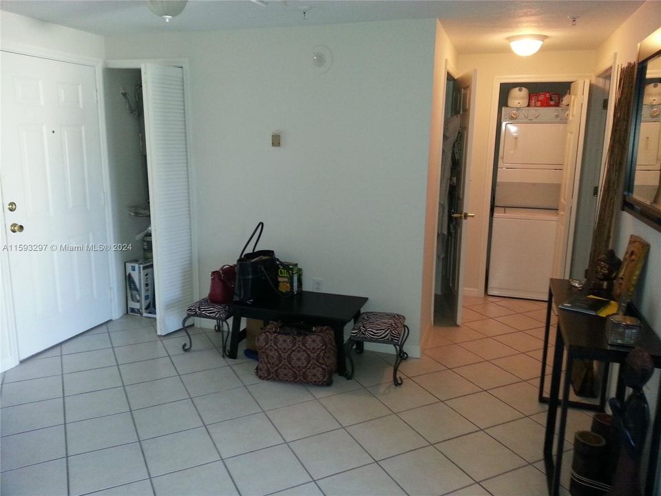 Active With Contract: $2,000 (1 beds, 1 baths, 615 Square Feet)