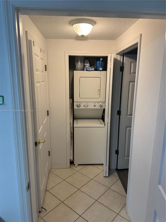 Active With Contract: $2,000 (1 beds, 1 baths, 615 Square Feet)