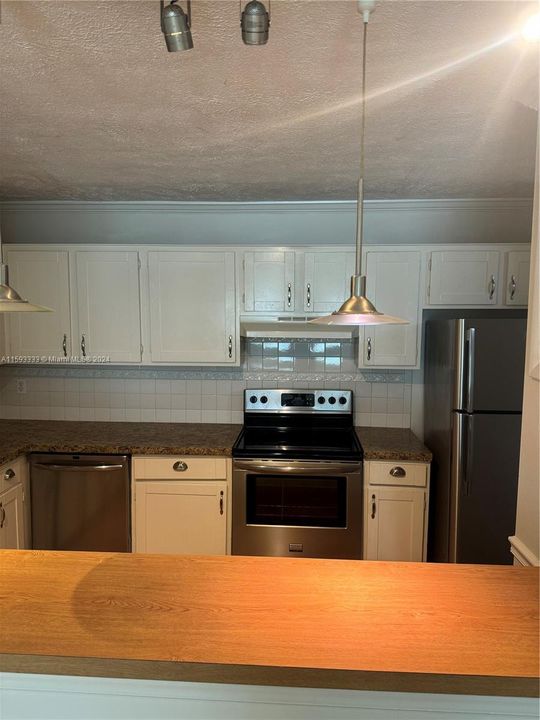 Active With Contract: $1,800 (2 beds, 1 baths, 1075 Square Feet)