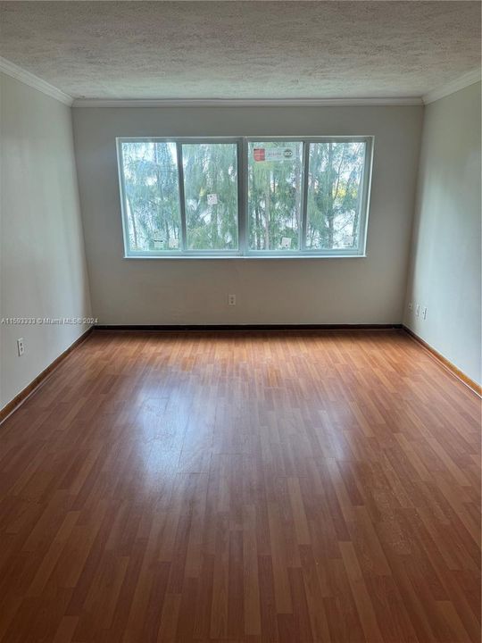 Active With Contract: $1,800 (2 beds, 1 baths, 1075 Square Feet)
