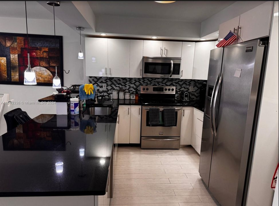 For Sale: $339,000 (1 beds, 2 baths, 825 Square Feet)