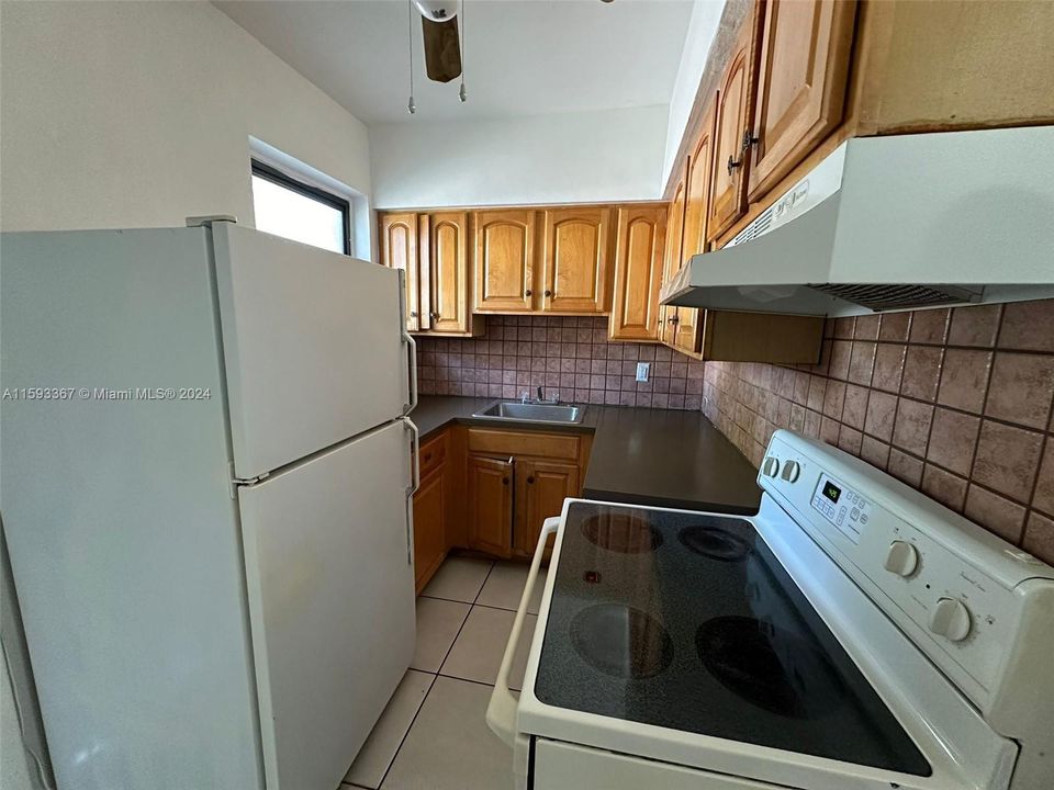 For Rent: $1,900 (2 beds, 1 baths, 800 Square Feet)