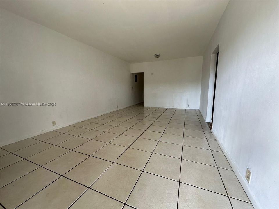 For Rent: $1,900 (2 beds, 1 baths, 800 Square Feet)