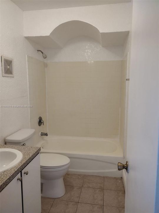 Active With Contract: $1,775 (2 beds, 1 baths, 801 Square Feet)