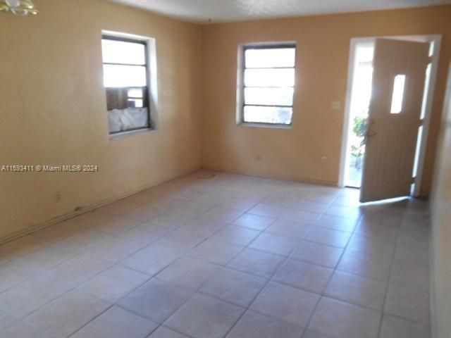For Sale: $179,000 (2 beds, 1 baths, 720 Square Feet)