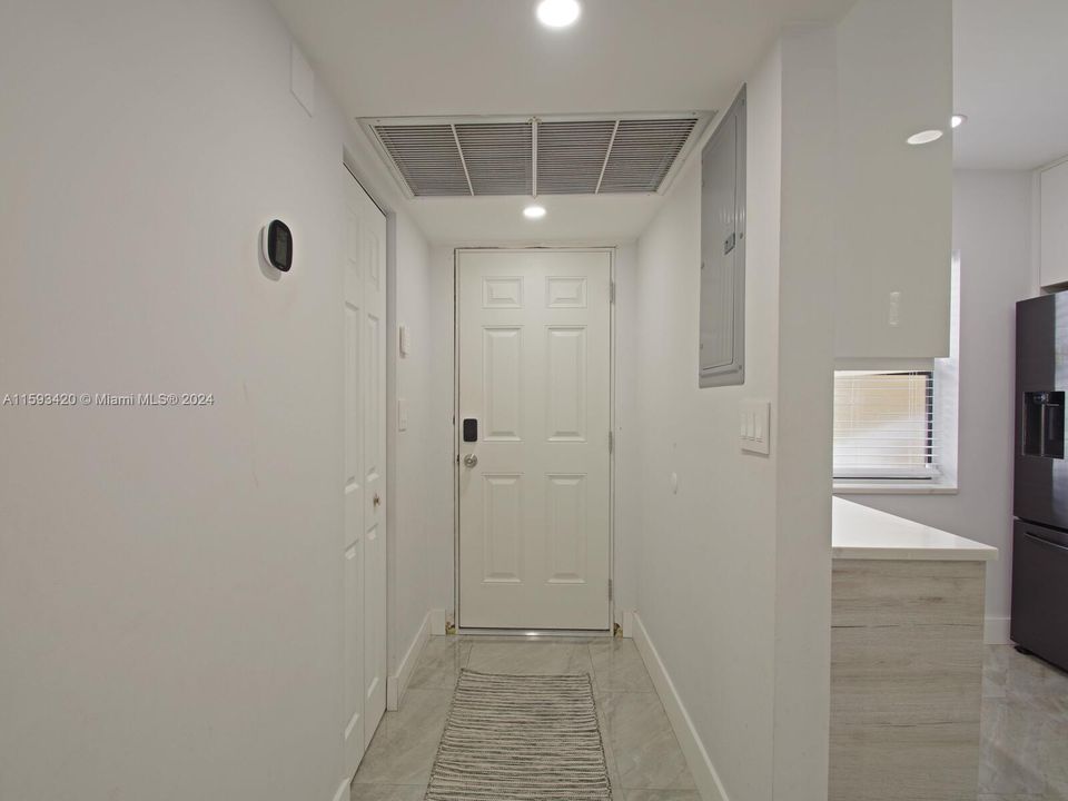 For Sale: $310,000 (2 beds, 2 baths, 1079 Square Feet)