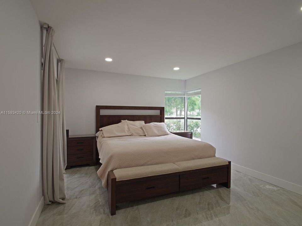 For Sale: $310,000 (2 beds, 2 baths, 1079 Square Feet)