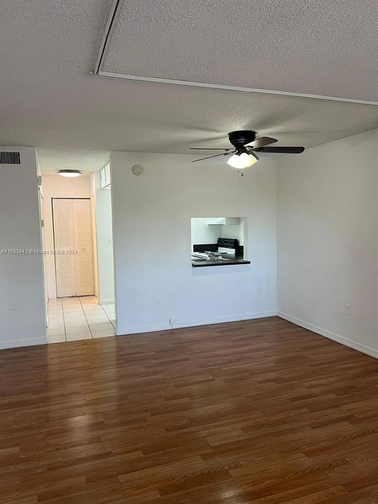 Active With Contract: $1,300 (0 beds, 1 baths, 450 Square Feet)