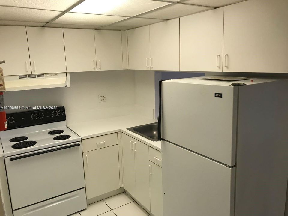 Active With Contract: $1,300 (0 beds, 1 baths, 450 Square Feet)