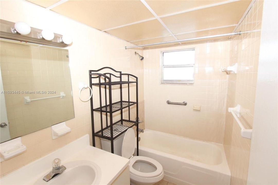 Active With Contract: $1,850 (1 beds, 1 baths, 625 Square Feet)