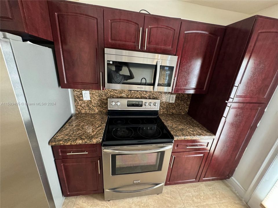 For Rent: $2,500 (2 beds, 2 baths, 1205 Square Feet)