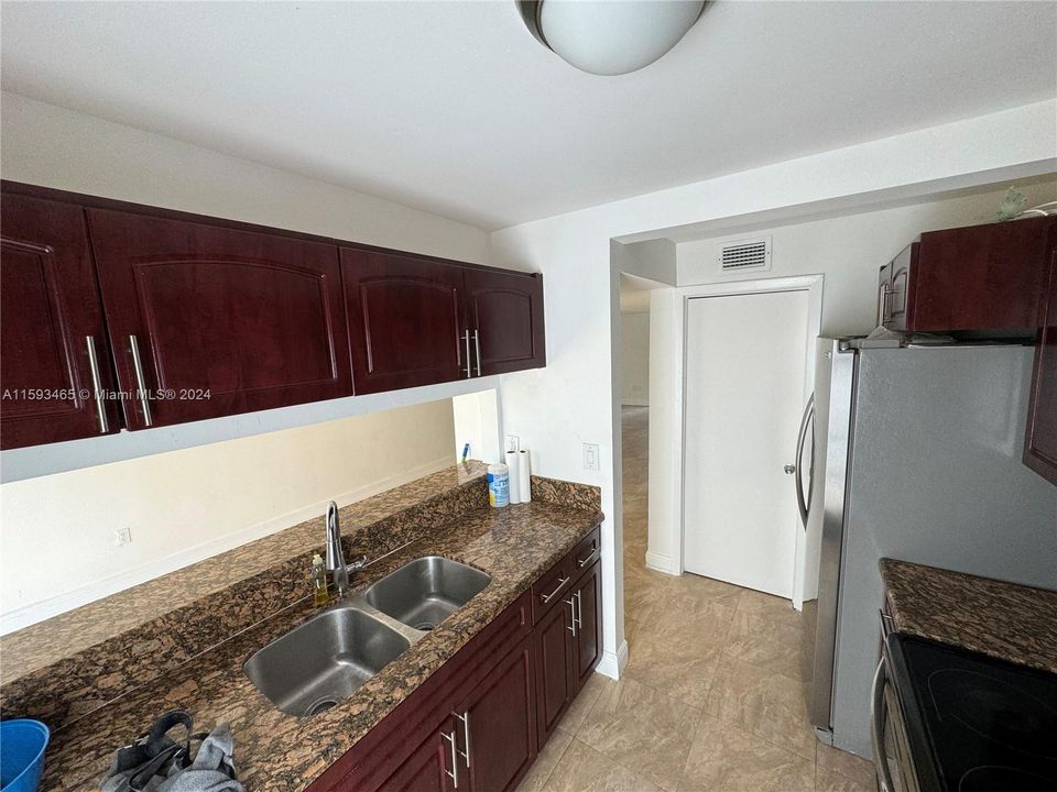 For Rent: $2,500 (2 beds, 2 baths, 1205 Square Feet)