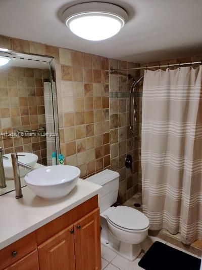 For Rent: $2,350 (1 beds, 1 baths, 738 Square Feet)