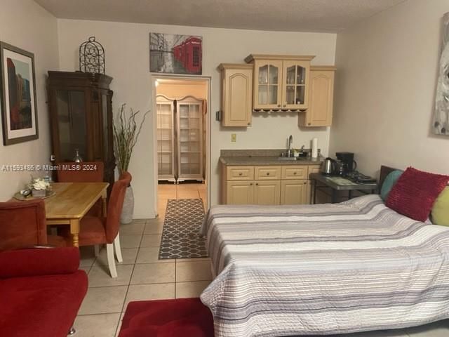 For Rent: $1,600 (0 beds, 1 baths, 320 Square Feet)
