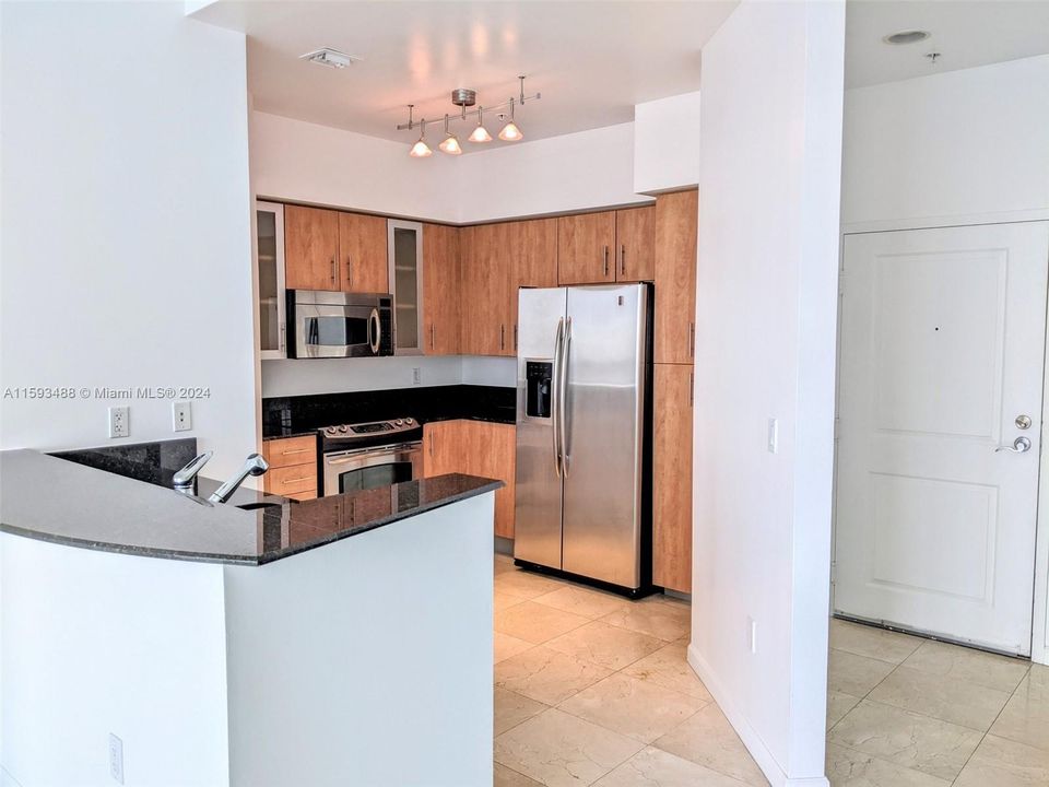 Active With Contract: $2,250 (1 beds, 1 baths, 900 Square Feet)