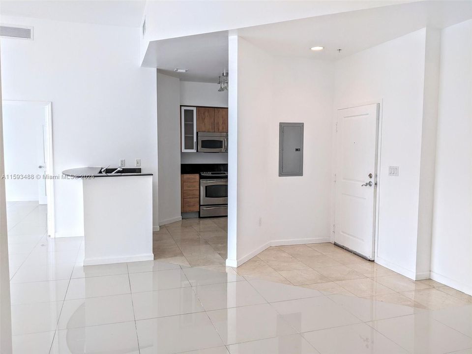 Active With Contract: $2,250 (1 beds, 1 baths, 900 Square Feet)