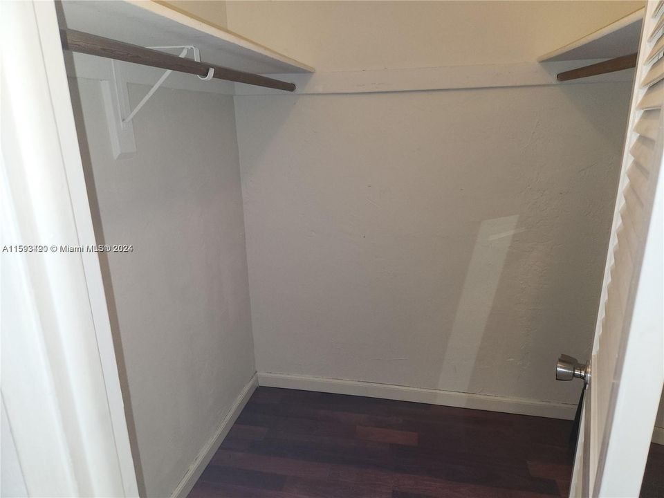 For Rent: $2,350 (1 beds, 1 baths, 1005 Square Feet)