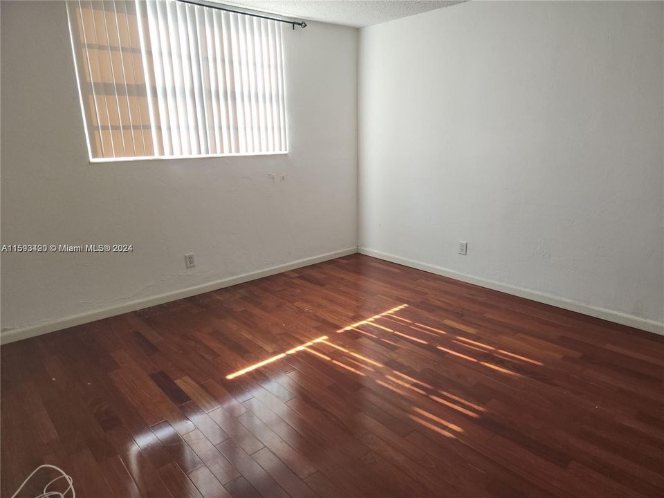 For Rent: $2,350 (1 beds, 1 baths, 1005 Square Feet)