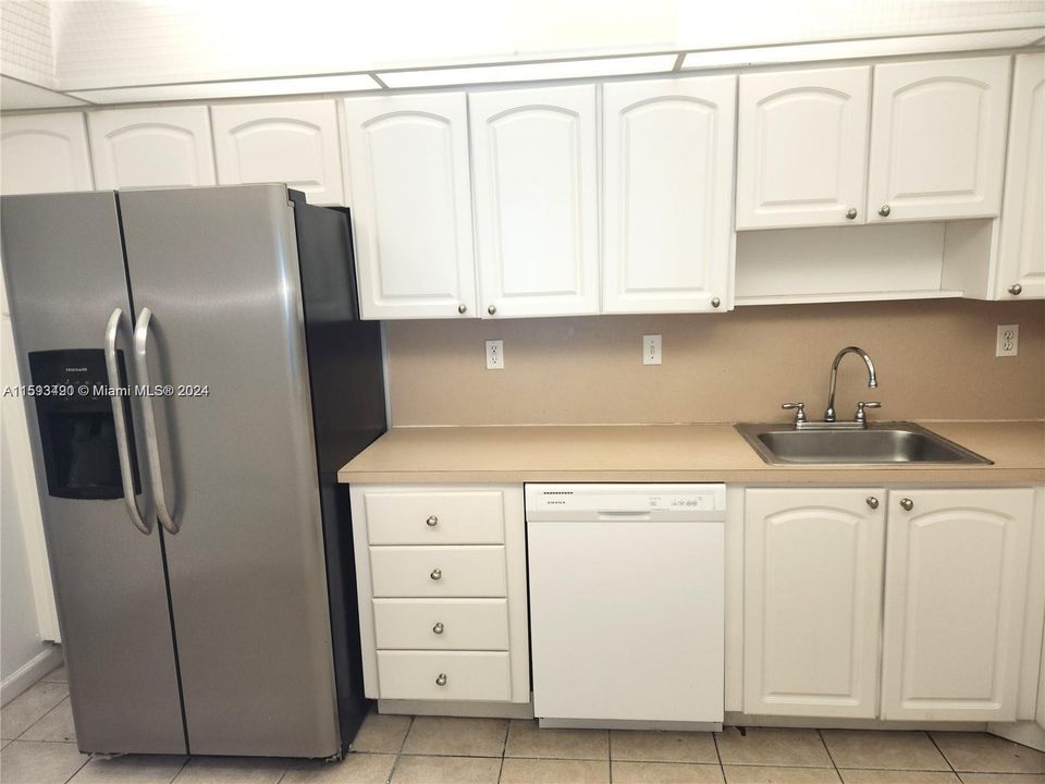 For Rent: $2,350 (1 beds, 1 baths, 1005 Square Feet)