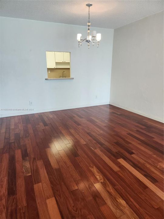 For Rent: $2,350 (1 beds, 1 baths, 1005 Square Feet)