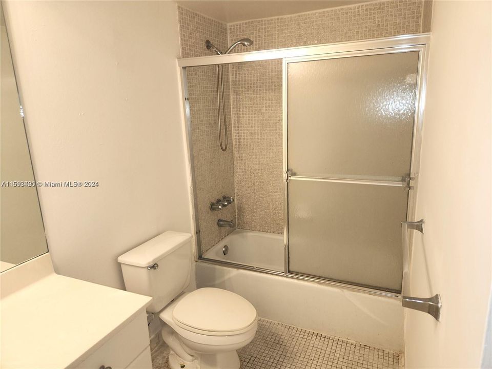 For Rent: $2,350 (1 beds, 1 baths, 1005 Square Feet)