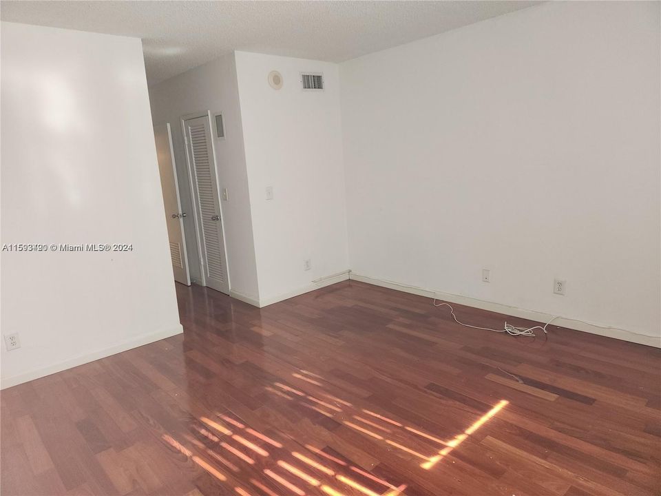 For Rent: $2,350 (1 beds, 1 baths, 1005 Square Feet)