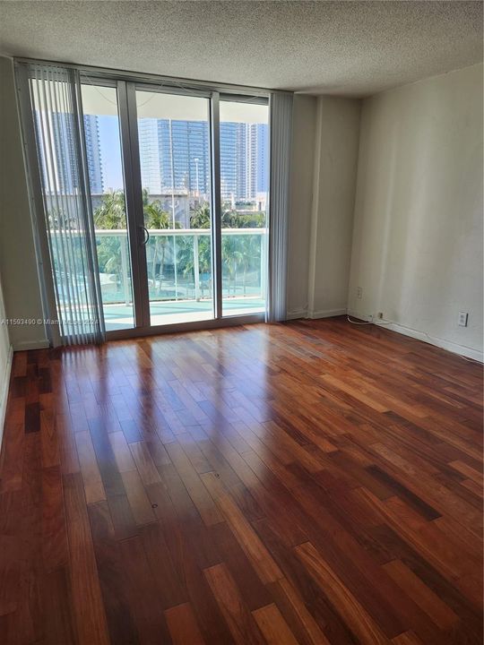 For Rent: $2,350 (1 beds, 1 baths, 1005 Square Feet)