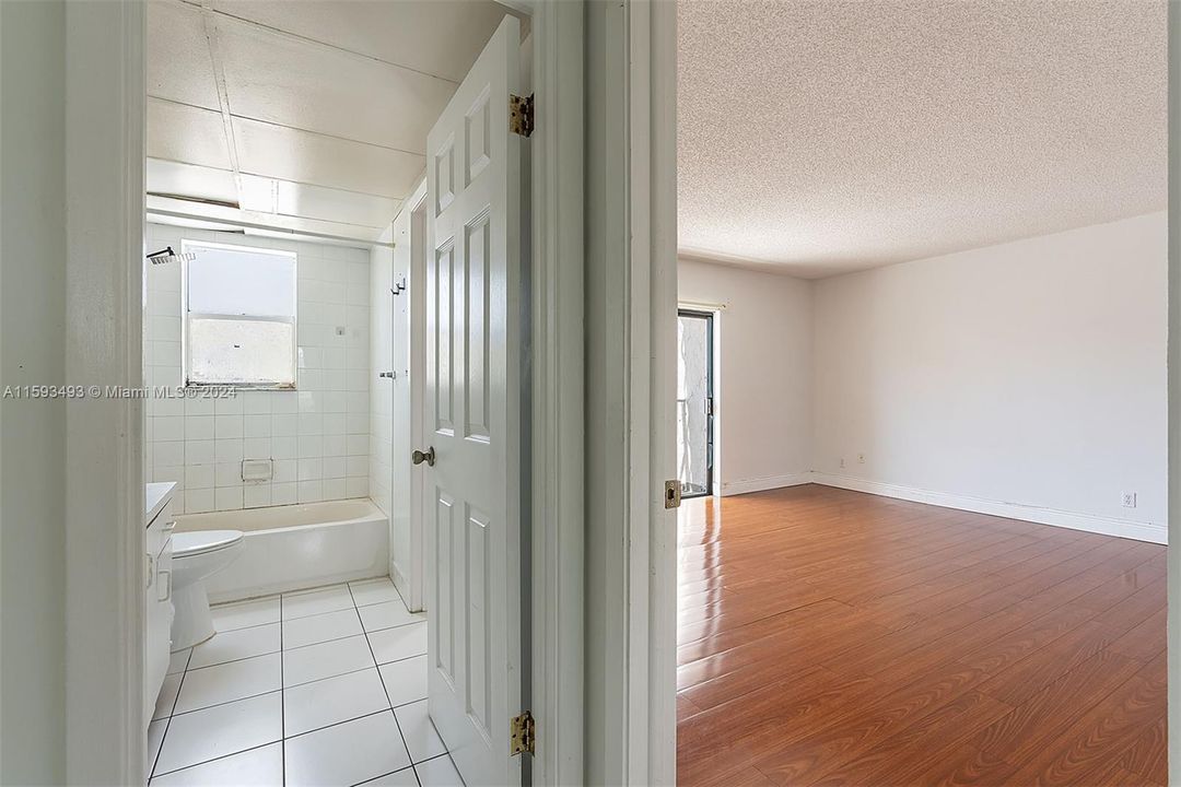 Active With Contract: $1,500 (1 beds, 1 baths, 768 Square Feet)