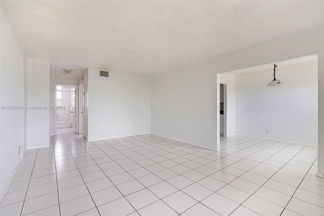 Active With Contract: $1,500 (1 beds, 1 baths, 768 Square Feet)