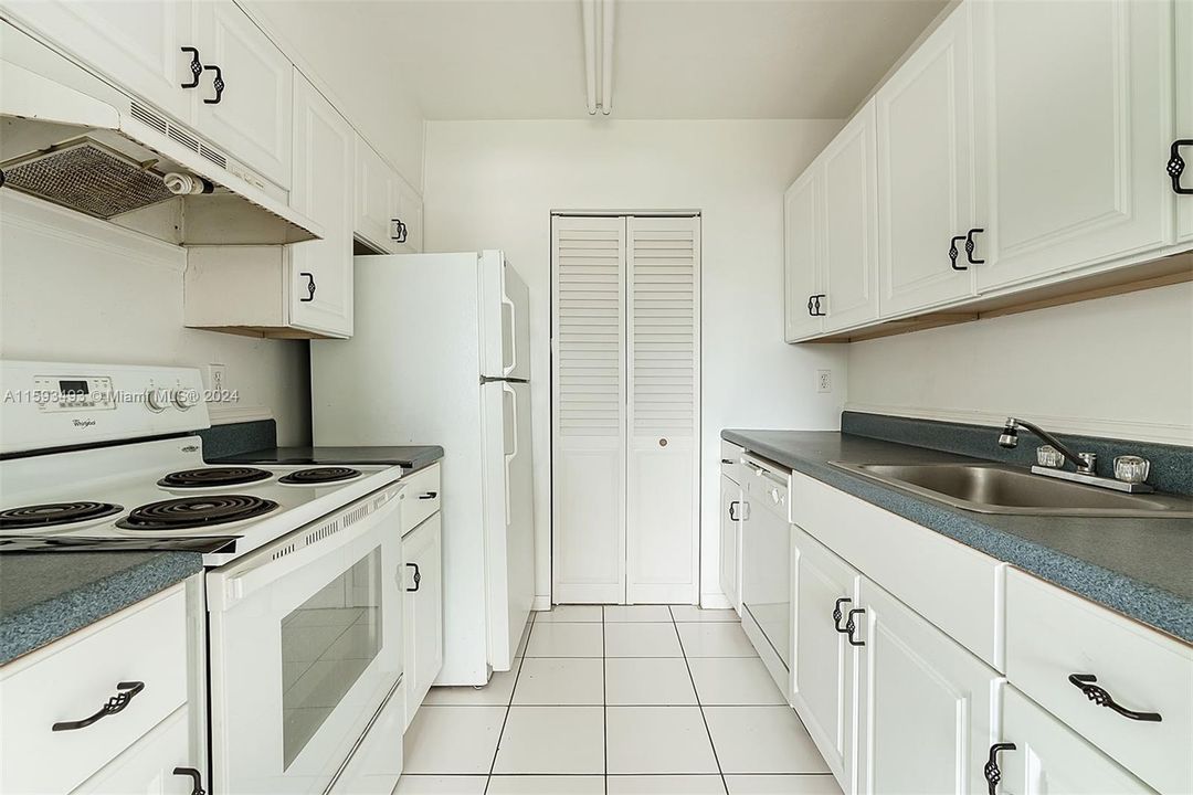 Active With Contract: $1,500 (1 beds, 1 baths, 768 Square Feet)